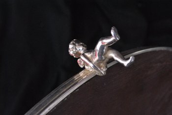 Besonders silberner Metalltisch mit vier Putten Putti XIX
