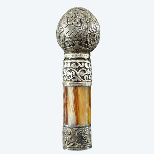 Tibet, Anfang des 20. Jahrhunderts, Siegel (Stempel) aus Repoussé-Silberlegierung und Horn.
