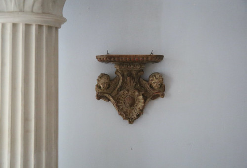 Console d'applique en noyer finement sculptée et  peinte, XVIIIe.