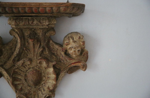 Console d'applique en noyer finement sculptée et  peinte, XVIIIe.