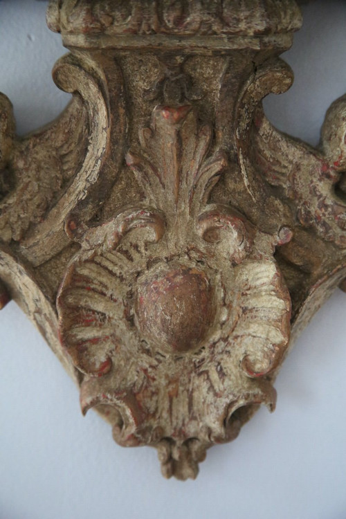 Console d'applique en noyer finement sculptée et  peinte, XVIIIe.