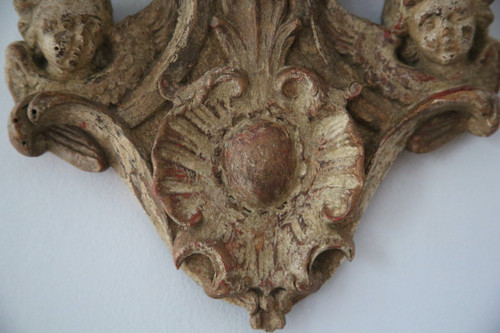 Console d'applique en noyer finement sculptée et  peinte, XVIIIe.