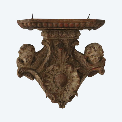 Console d'applique en noyer finement sculptée et  peinte, XVIIIe.