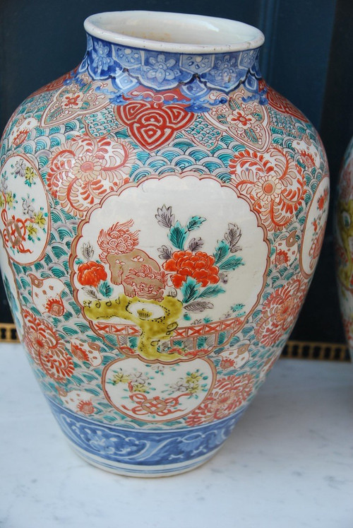 Pair De Potiche En Porcelaine Polychrome
