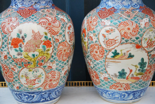 Pair De Potiche En Porcelaine Polychrome