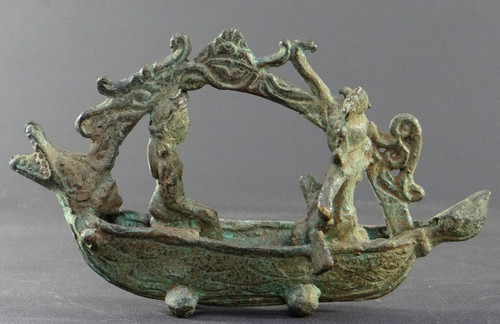 Indonesia, XIX secolo o prima, scultura in bronzo raffigurante una coppia reale in una barca a spirito Majapahit