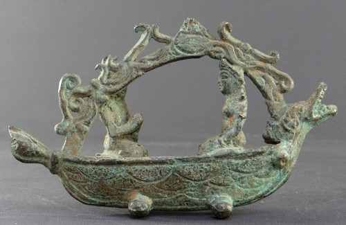 Indonesia, XIX secolo o prima, scultura in bronzo raffigurante una coppia reale in una barca a spirito Majapahit