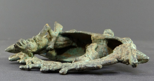 Indonesia, XIX secolo o prima, scultura in bronzo raffigurante una coppia reale in una barca a spirito Majapahit