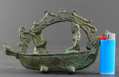 Indonesia, XIX secolo o prima, scultura in bronzo raffigurante una coppia reale in una barca a spirito Majapahit