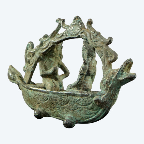 Indonesia, XIX secolo o prima, scultura in bronzo raffigurante una coppia reale in una barca a spirito Majapahit