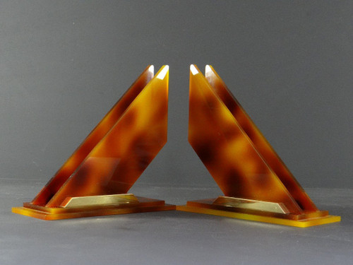 Frankreich, 1960er Jahre, Paar modernistische Buchstützen aus Plexiglas und goldenem Metall.