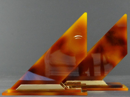 Frankreich, 1960er Jahre, Paar modernistische Buchstützen aus Plexiglas und goldenem Metall.