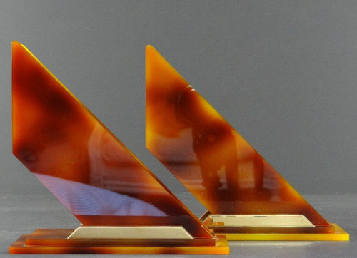 Frankreich, 1960er Jahre, Paar modernistische Buchstützen aus Plexiglas und goldenem Metall.