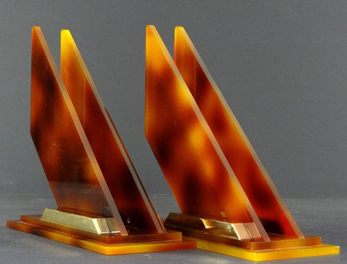 Frankreich, 1960er Jahre, Paar modernistische Buchstützen aus Plexiglas und goldenem Metall.