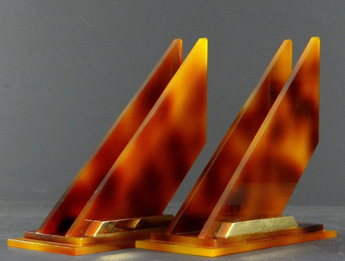 Frankreich, 1960er Jahre, Paar modernistische Buchstützen aus Plexiglas und goldenem Metall.