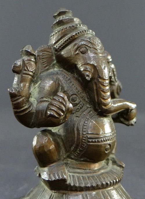 Inde, XIXème Siècle, Ancienne Petite Statue De Ganesh En Bronze.