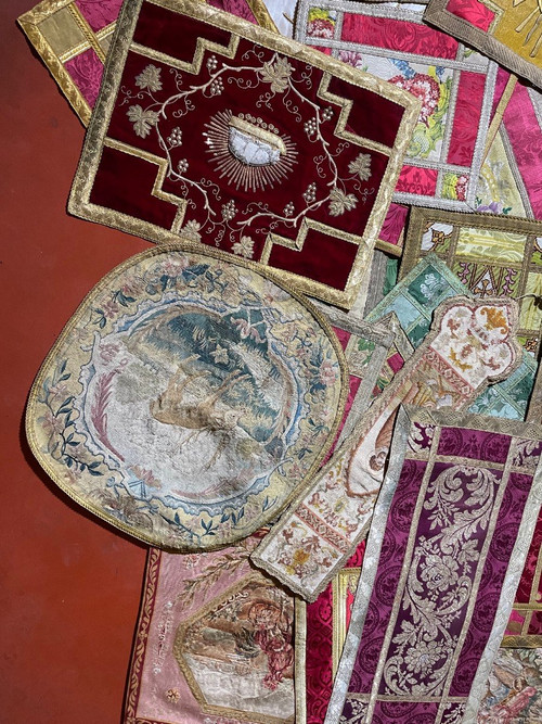 Viele Tischläufer aus alten Stoffen und Wandteppichen