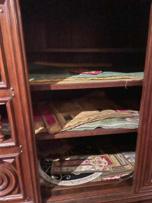 Viele Tischläufer aus alten Stoffen und Wandteppichen
