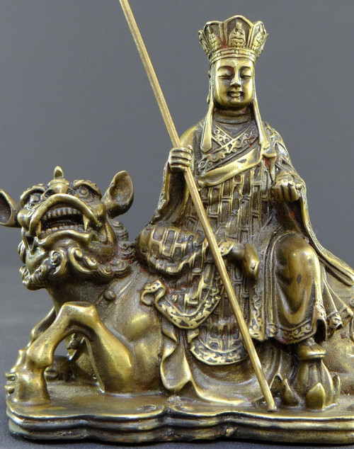 Giappone, XIX secolo, Gruppo in bronzo Bodhisattva Ksitigarbha seduto su un Kirin.