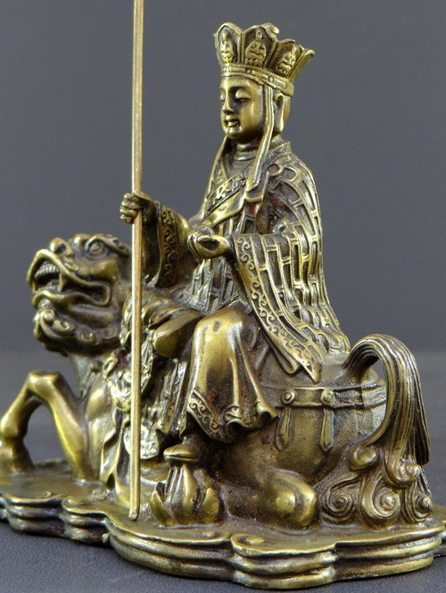Giappone, XIX secolo, Gruppo in bronzo Bodhisattva Ksitigarbha seduto su un Kirin.