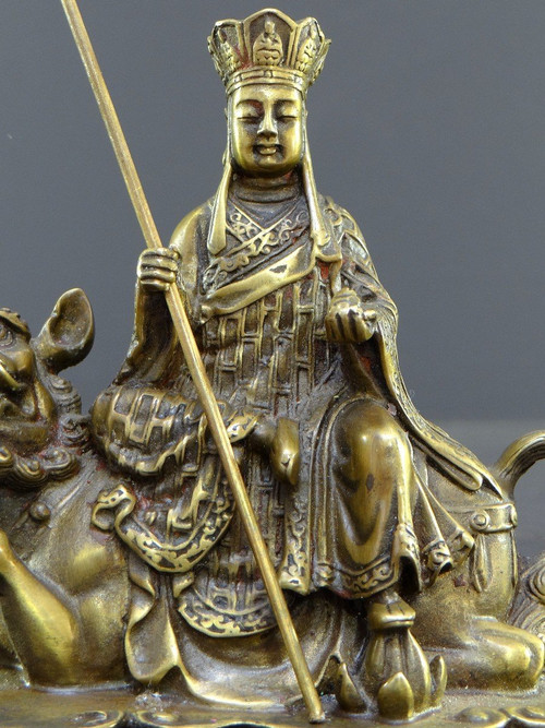 Giappone, XIX secolo, Gruppo in bronzo Bodhisattva Ksitigarbha seduto su un Kirin.