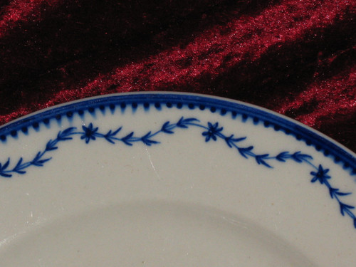Tenero piatto in porcellana di Arras o Tournai del XVIII secolo con decorazione La Brindille