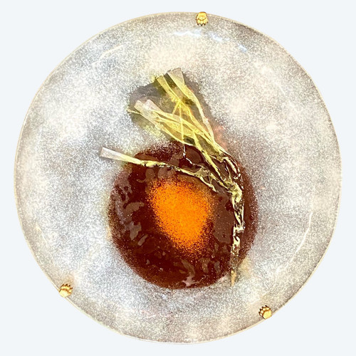 France, années 1960, grand plat en verre avec inclusion d'une composition abstraite.