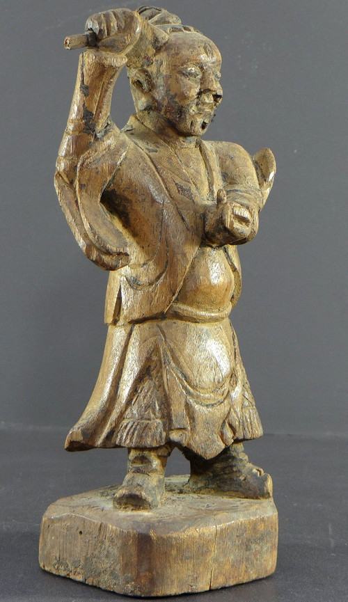 China, 18. Jahrhundert, Qing-Dynastie, seltene „Yaksha“-Dämonengeiststatue aus geschnitztem Holz.