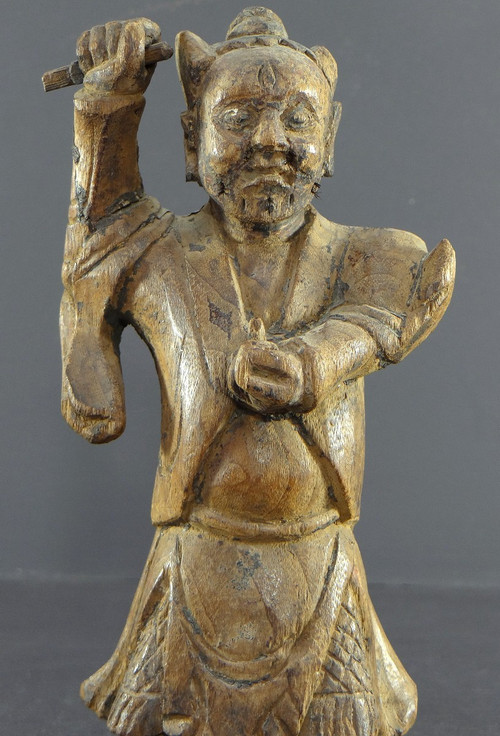 China, 18. Jahrhundert, Qing-Dynastie, seltene „Yaksha“-Dämonengeiststatue aus geschnitztem Holz.