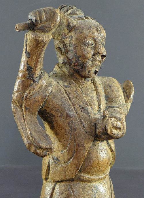 China, 18. Jahrhundert, Qing-Dynastie, seltene „Yaksha“-Dämonengeiststatue aus geschnitztem Holz.