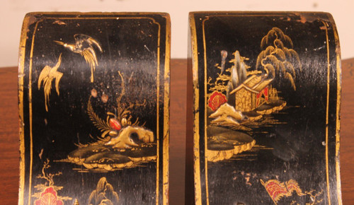 Paire De Serres Livres En En Laque Dorée Et Polychrome
