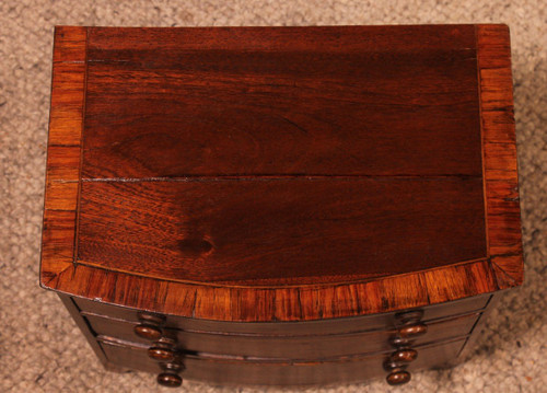 Commode De Maitrise Bombée En  Acajou Du 19° Siècle