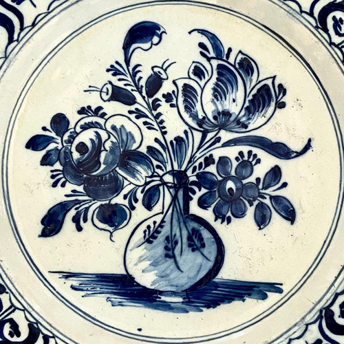 Delft, XVIII Secolo, Piatto Di Terracotta Decorato Con Vaso Bottiglia Fiorito.