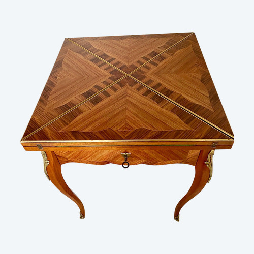 "Handkerchief" game table