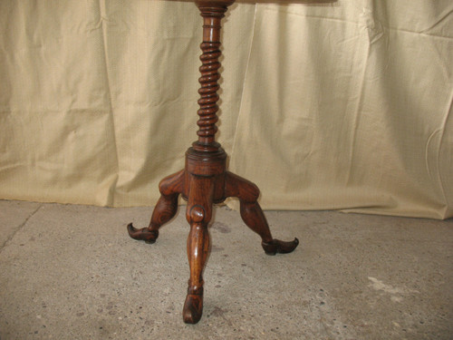 Guéridon en chêne sculpté avec piètement rare époque 19ème Origine Pays Basque