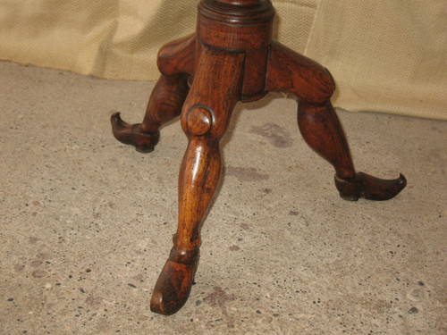 Guéridon en chêne sculpté avec piètement rare époque 19ème Origine Pays Basque
