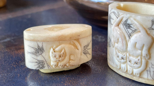 Inro En Os à Motif De Chat. Japon, XIXe Siècle