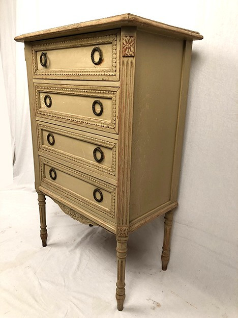 Kommode im Louis XVI-Stil aus cremefarben lackiertem Holz, um 1900