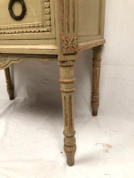 Kommode im Louis XVI-Stil aus cremefarben lackiertem Holz, um 1900