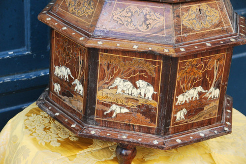 Important Coffre De Style XVII à Décor d'éléphants
