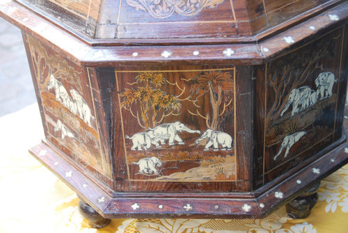 Important Coffre De Style XVII à Décor d'éléphants