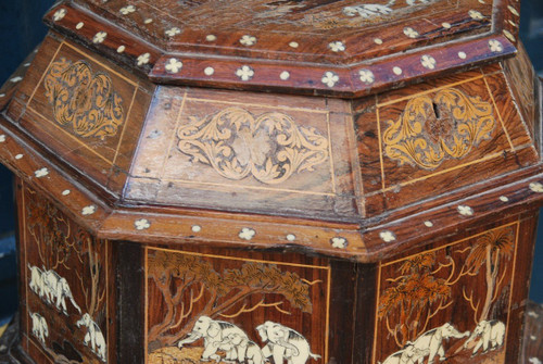Important Coffre De Style XVII à Décor d'éléphants