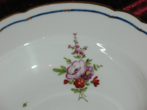 Assiette en porcelaine de Locré à décor floral époque 18ème
