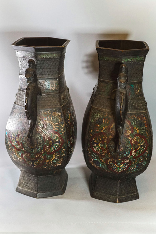 PAIRE VASES BALUSTRES CLOISONNÉS A ANSES. ASIE