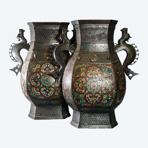 PAIRE VASES BALUSTRES CLOISONNÉS A ANSES. ASIE