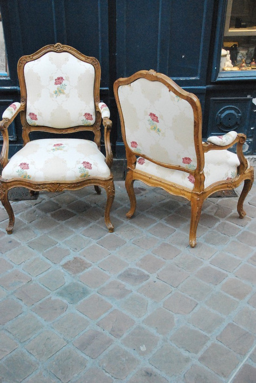 Paire De Fauteuils à Chassis époque Louis XV
