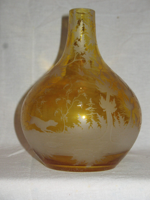 Vaso a sfera in vetro ambrato di Boemia decorato con animali e paesaggi forestali XIX secolo
