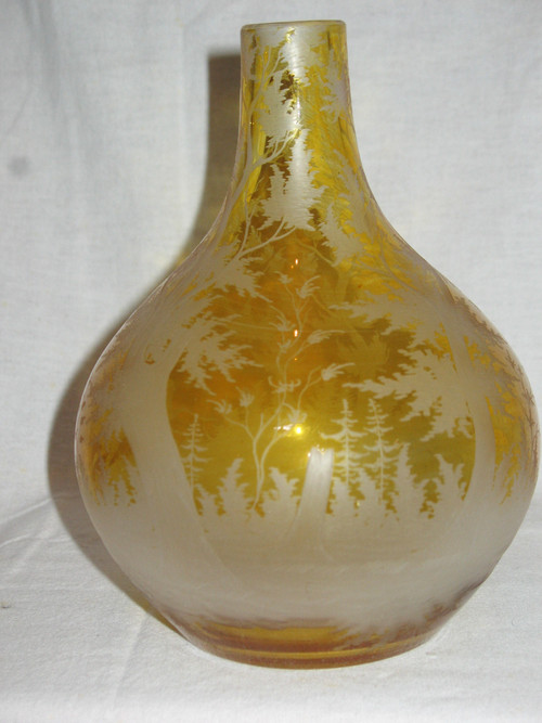 Vaso a sfera in vetro ambrato di Boemia decorato con animali e paesaggi forestali XIX secolo