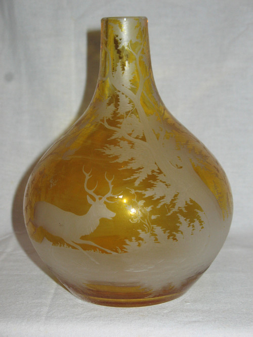 Vaso a sfera in vetro ambrato di Boemia decorato con animali e paesaggi forestali XIX secolo