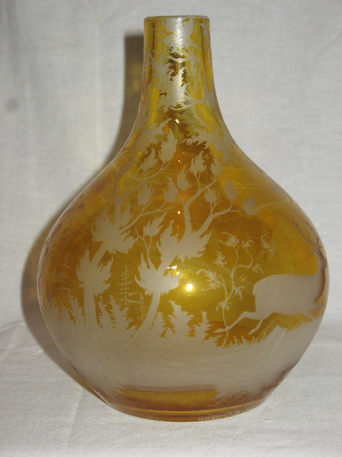 Vaso a sfera in vetro ambrato di Boemia decorato con animali e paesaggi forestali XIX secolo